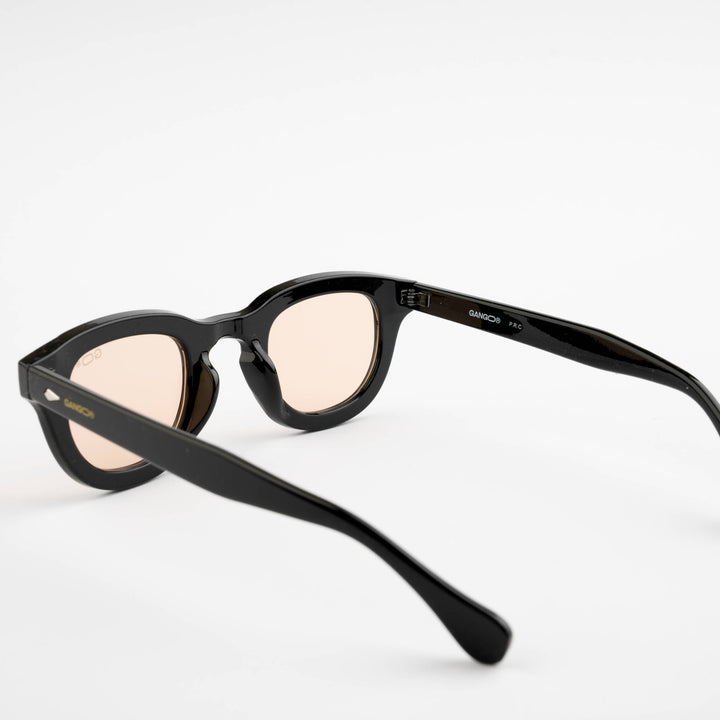 Lunettes de soleil SHINY noires unisex – vue trois quarts – Gango Brand