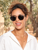 GANGO — femme souriante en lunettes de soleil, ambiance automne naturelle.