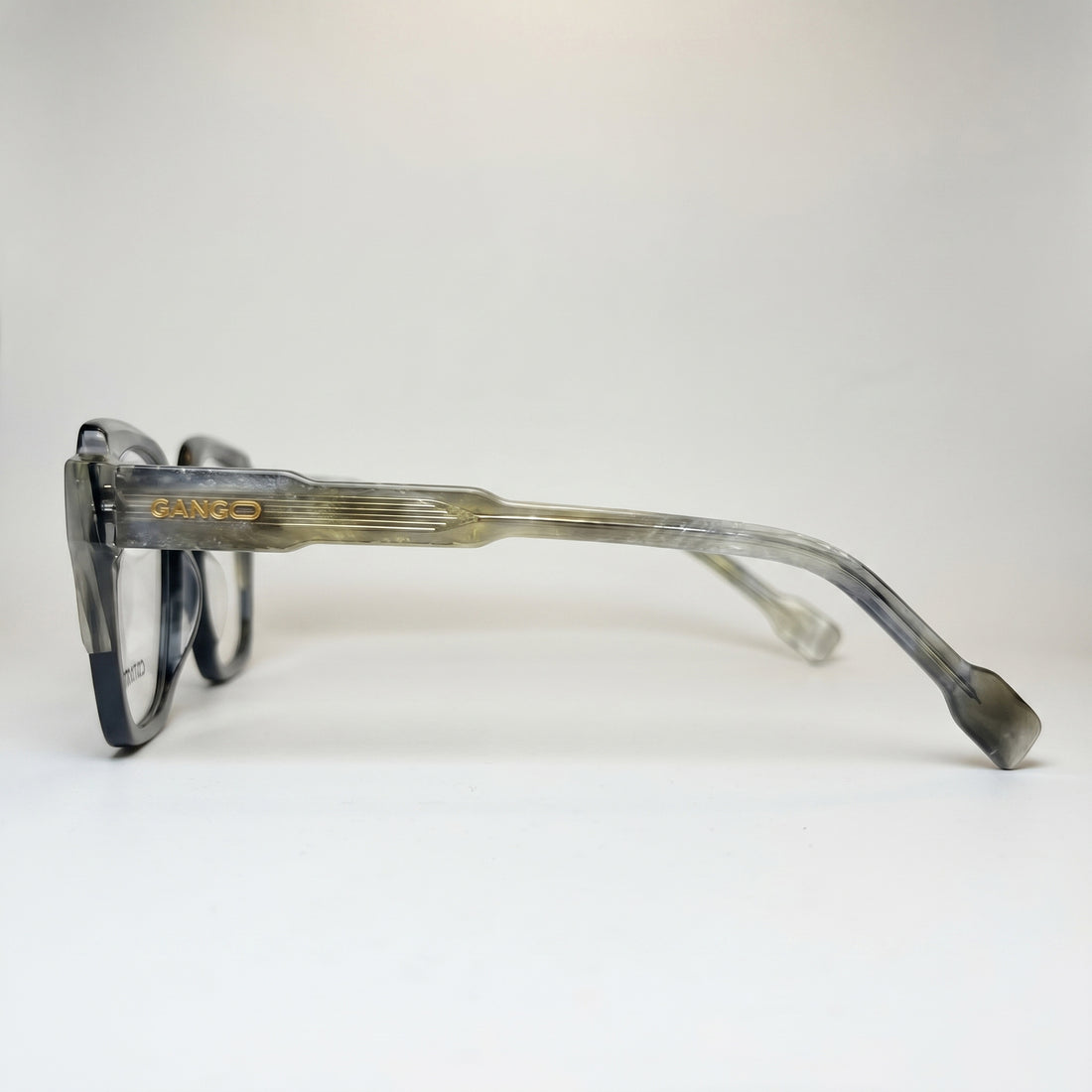 Lunettes de soleil MIRAGE noires unisex – vue de profil – Gango Brand