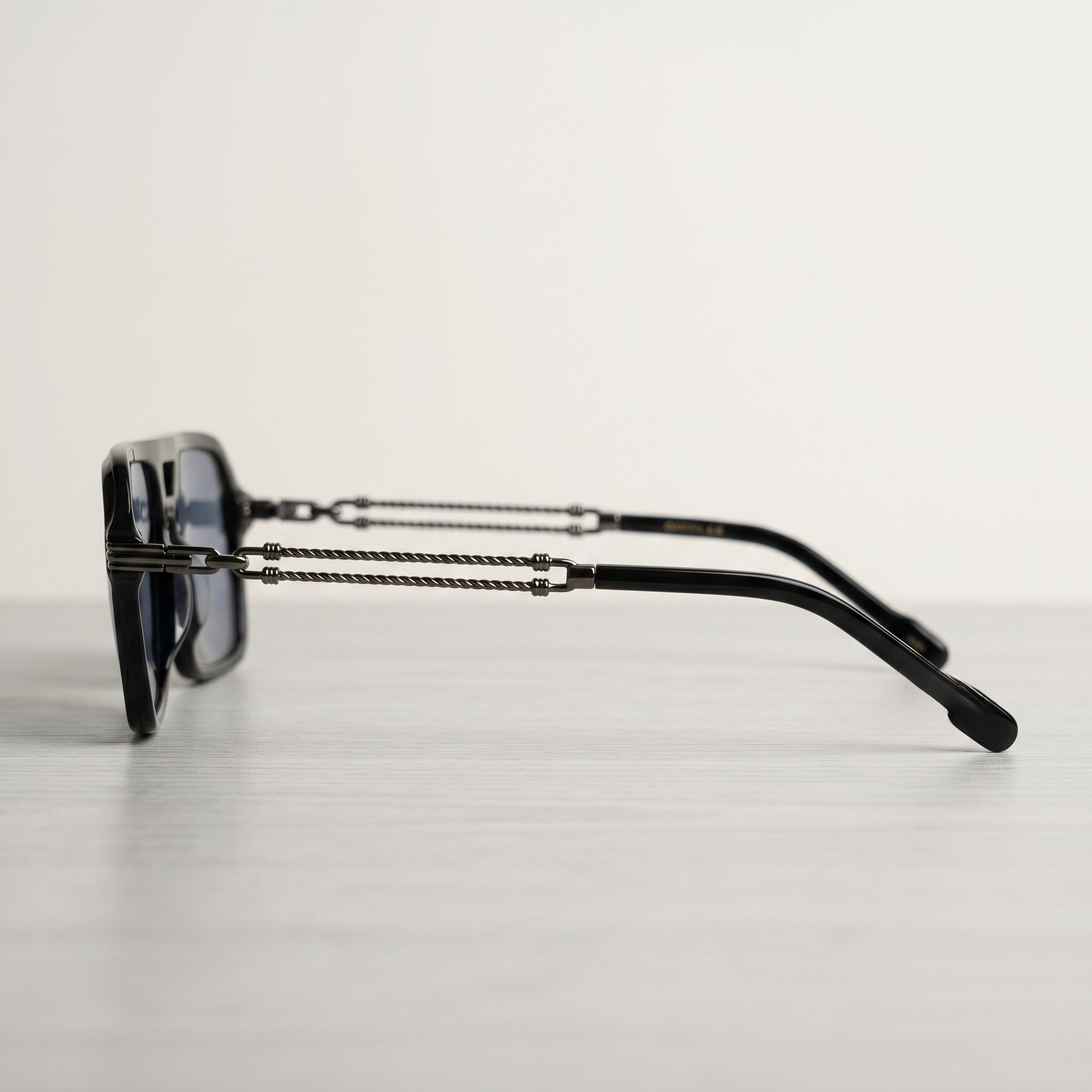 Lunettes de soleil AZUR noires unisex – vue de profil – Gango Brand