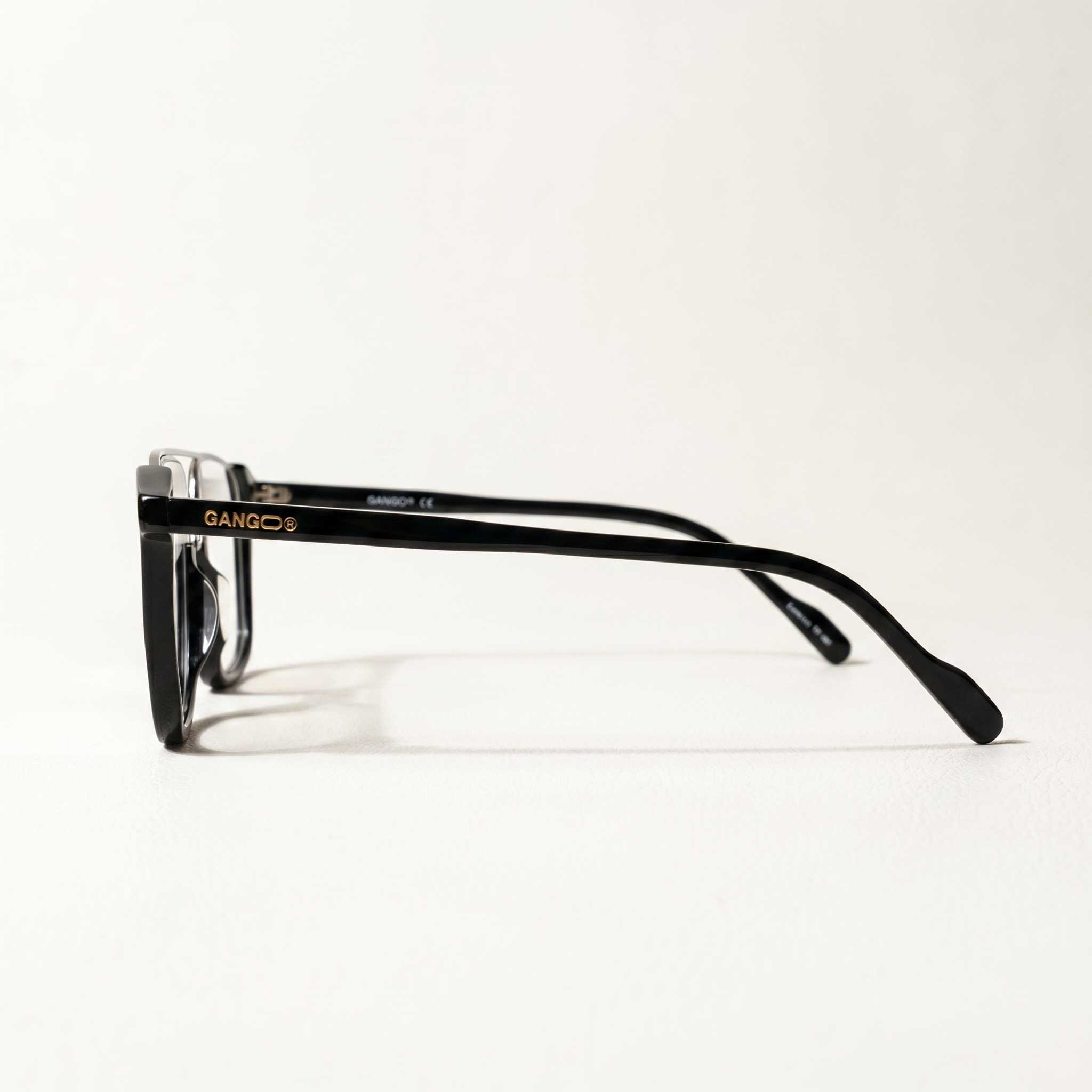 Lunettes de vue MARINA noires unisex – vue de profil – Gango Brand