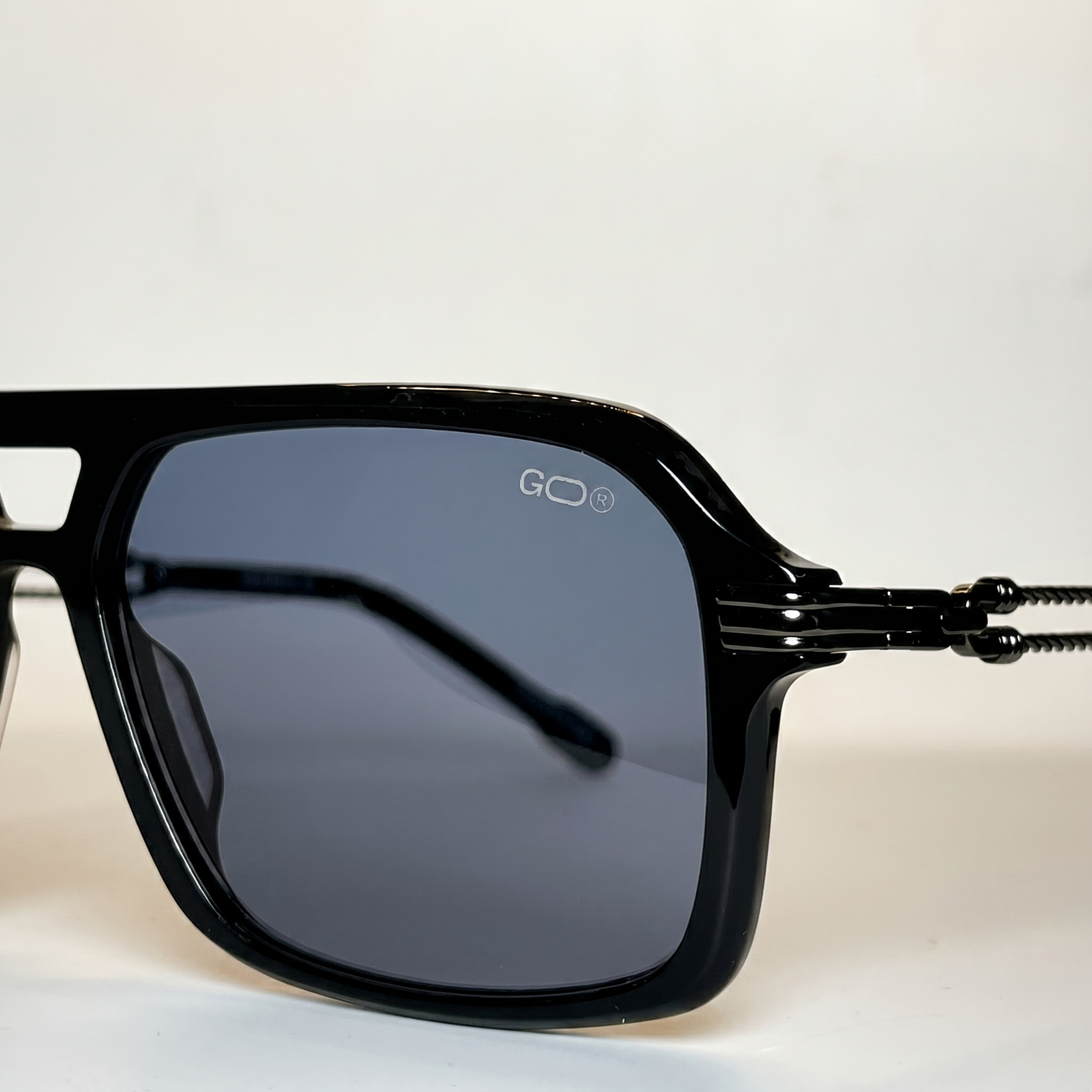 Lunettes de soleil AZUR noires unisex – vue trois quarts – Gango Brand