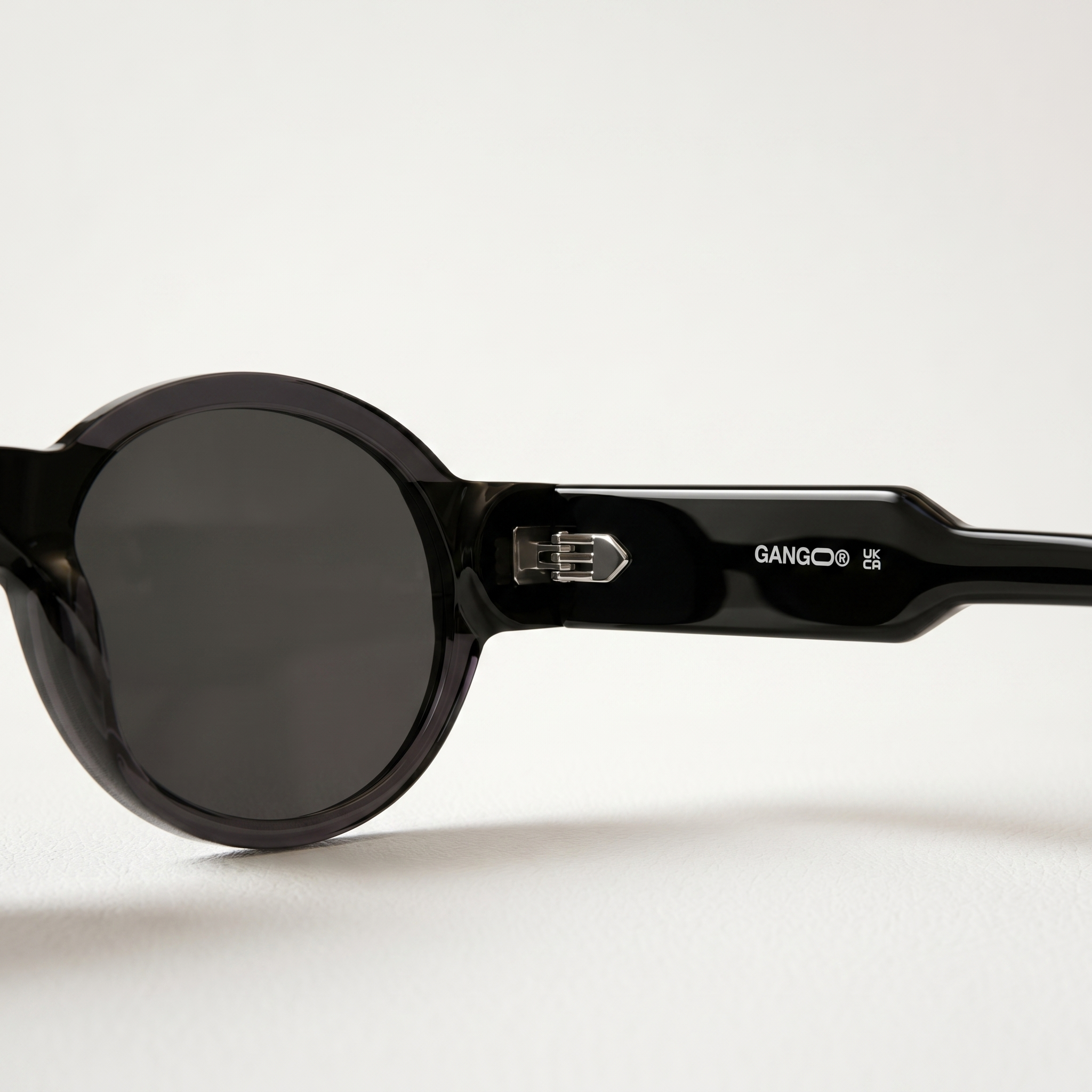 Lunettes de soleil DUSK grises unisex – vue trois quarts – Gango Brand
