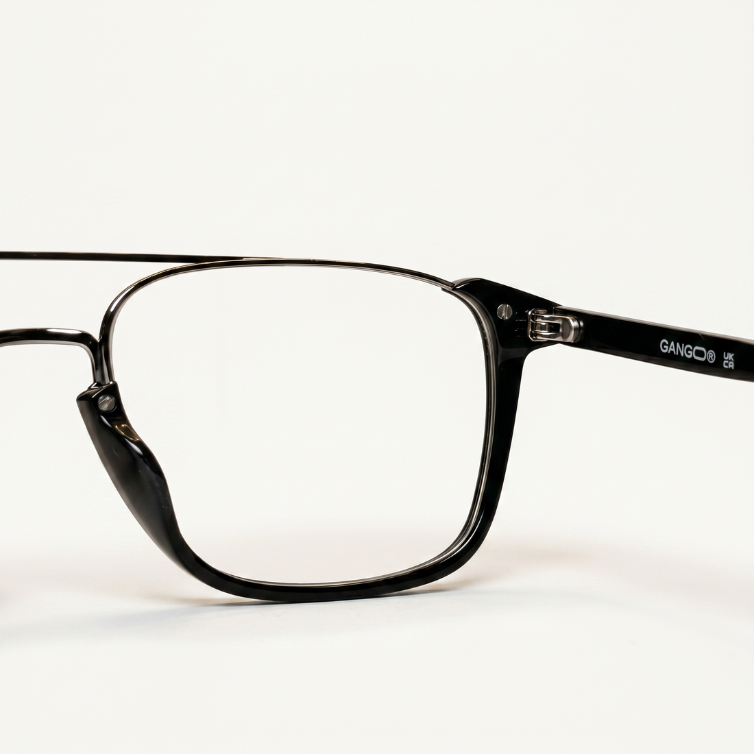 Lunettes de vue MARINA noires unisex – détail de la monture – Gango Brand