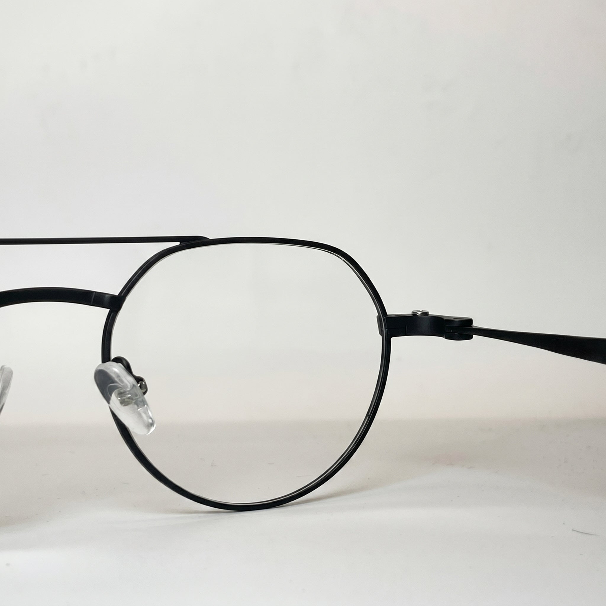 Lunettes de vue VECTRA noires unisex – détail de la monture – Gango Brand