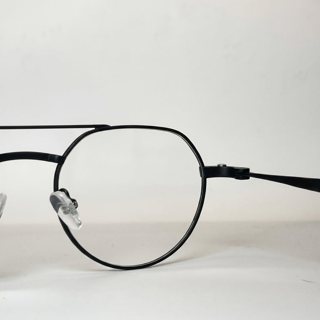 Lunettes de vue VECTRA noires unisex – détail de la monture – Gango Brand