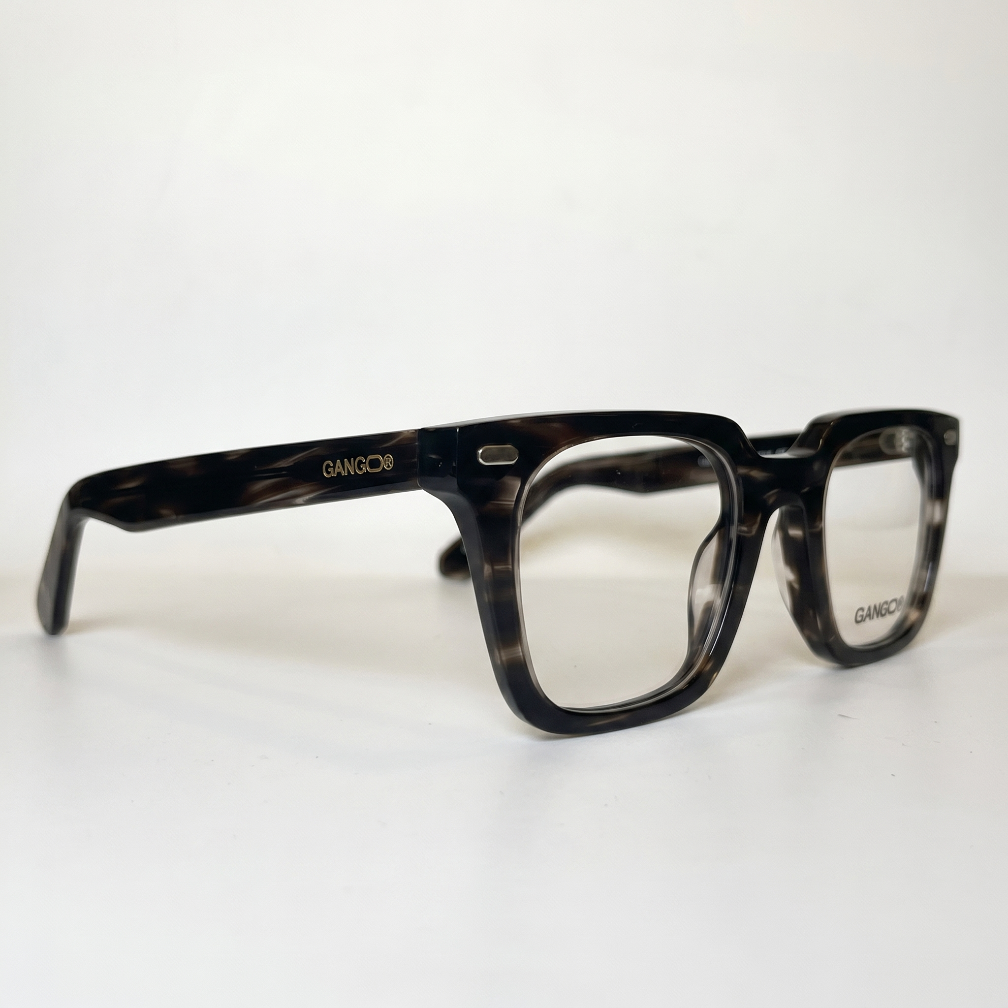 Lunettes de soleil SIROCCO marron unisex – porté – Gango Brand
