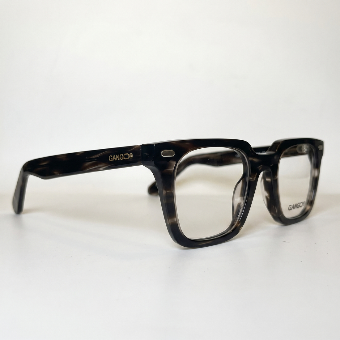 Lunettes de soleil SIROCCO marron unisex – porté – Gango Brand