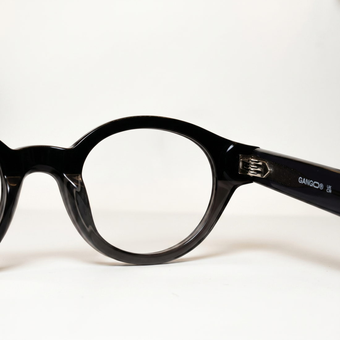 Lunettes de vue AURO noires unisex – vue trois quarts – Gango Brand