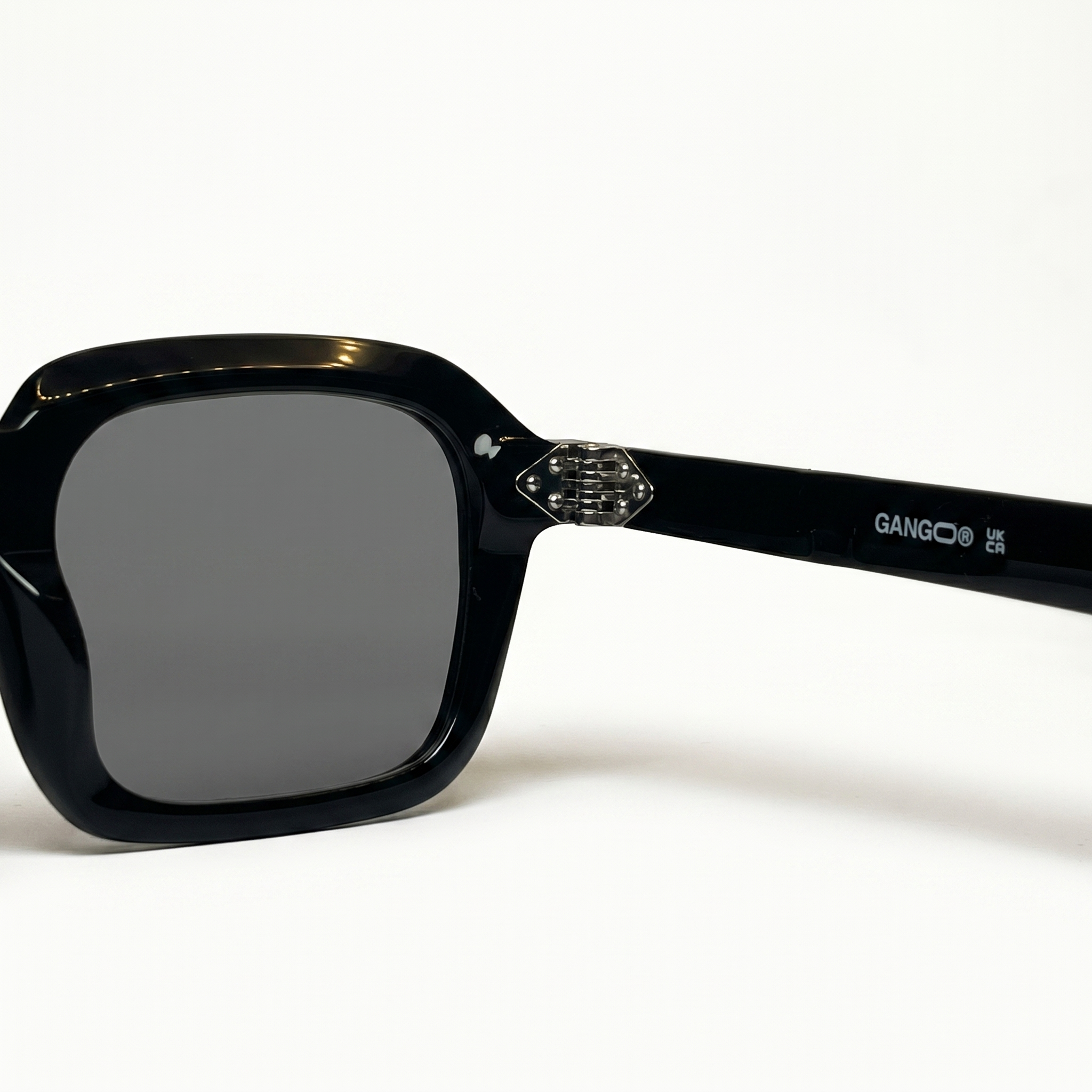 Lunettes de soleil AERO noires unisex – détail de la monture – Gango Brand