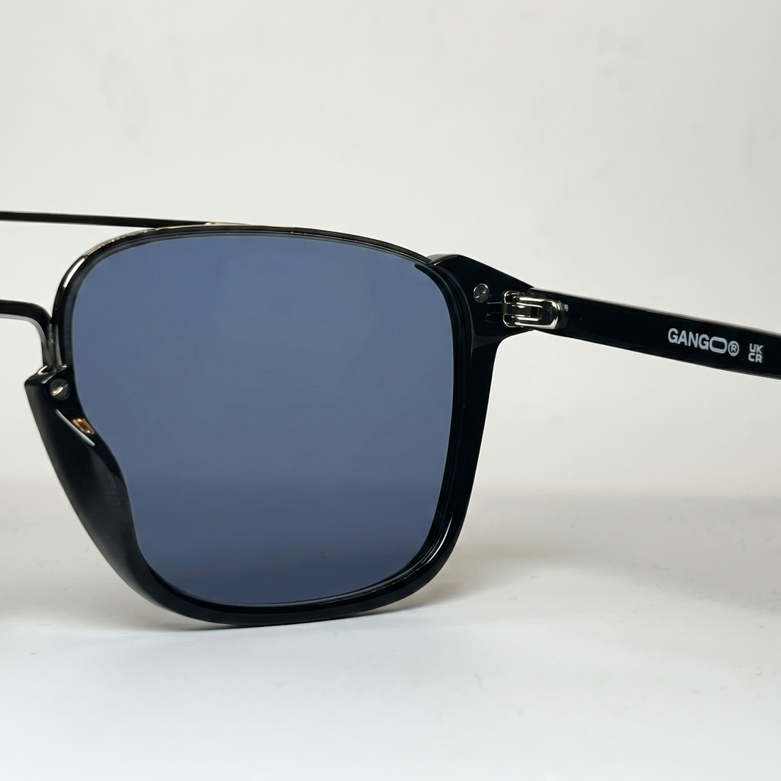 Lunettes de soleil COAST noires unisex – détail de la monture – Gango Brand
