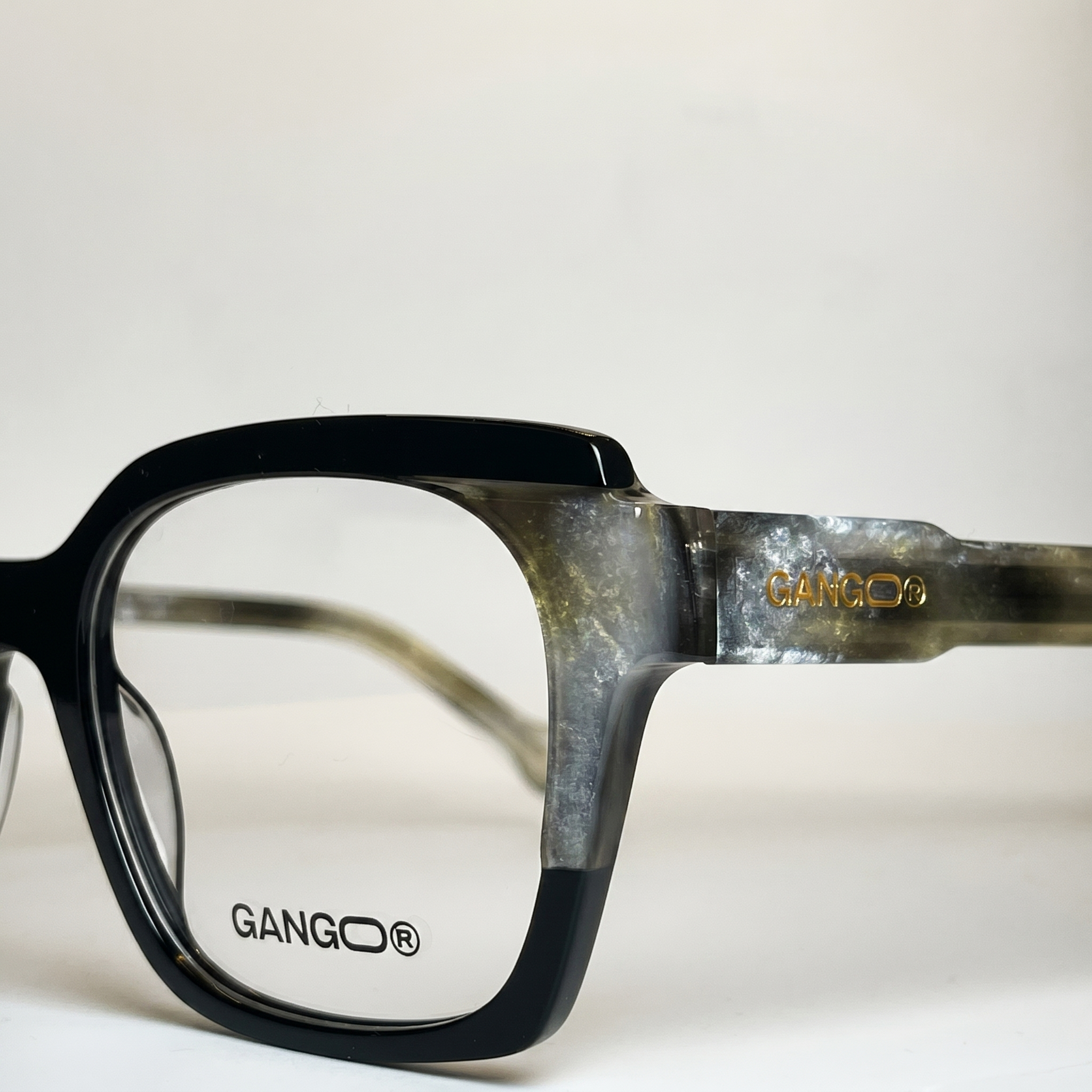 Lunettes de soleil MIRAGE noires unisex – vue trois quarts – Gango Brand